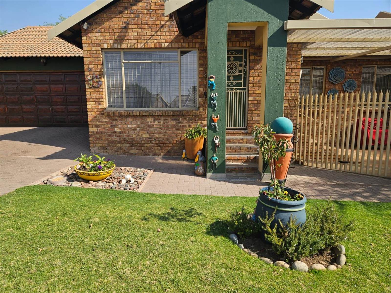 3 Bed Townhouse in Secunda Central photo number 1