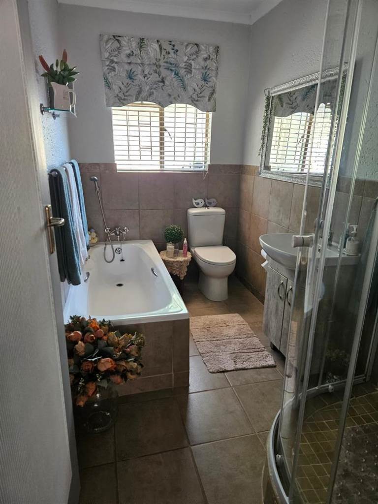 3 Bed Townhouse in Secunda Central photo number 16