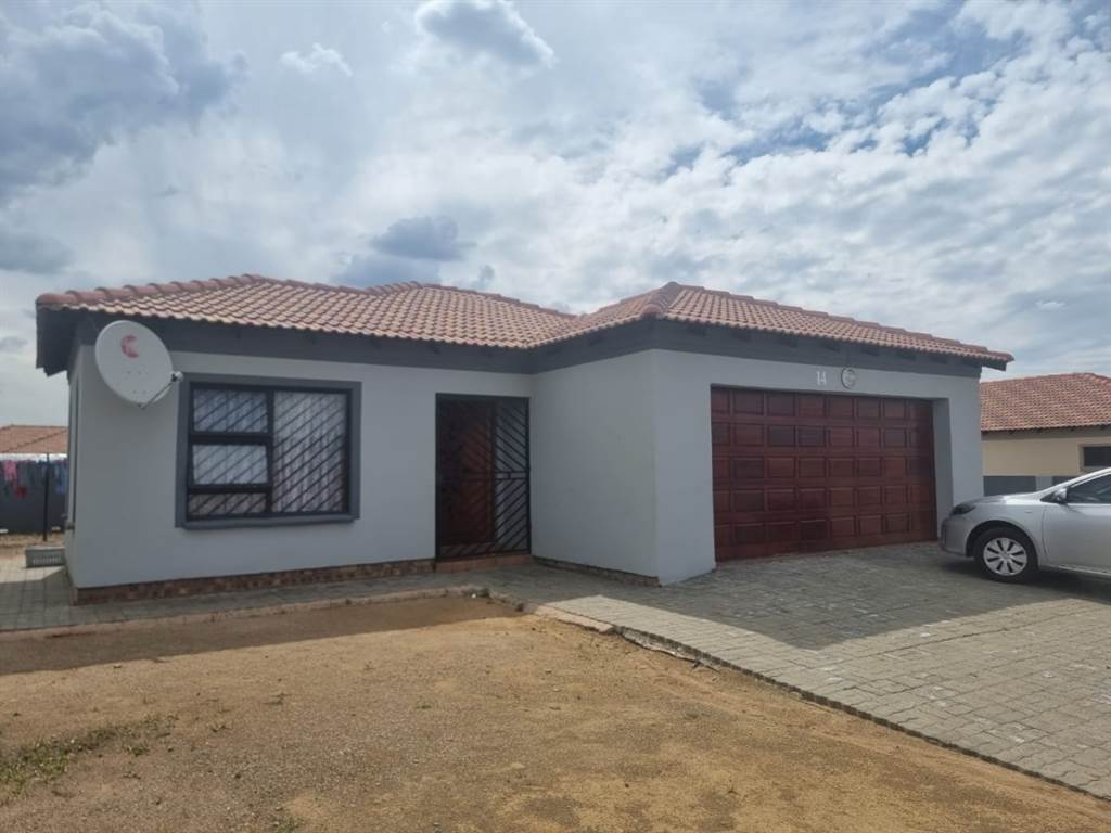 3 Bed Townhouse in Secunda photo number 1