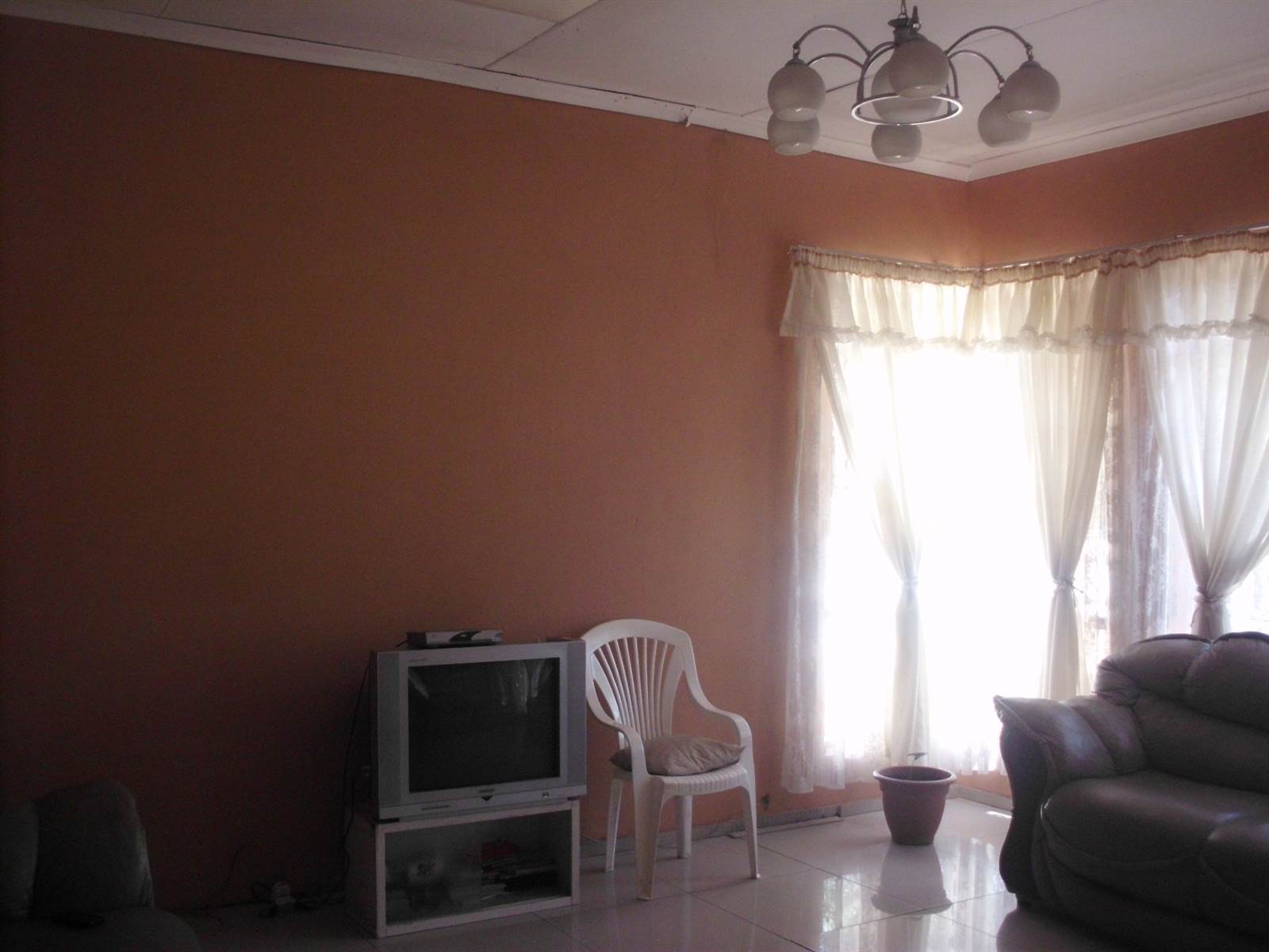3 Bed House in Vereeniging Central photo number 3