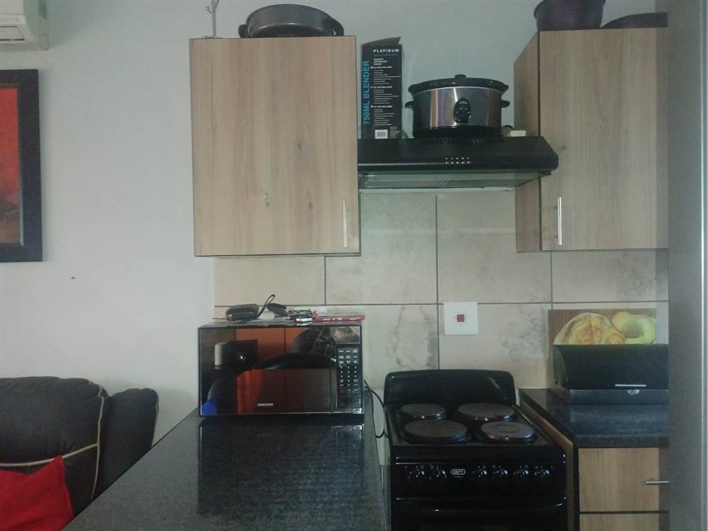2 Bed Apartment in Waterkloof East photo number 4