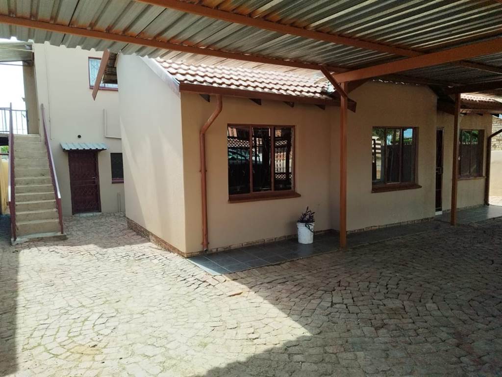 6 Bed House in Ikageng photo number 2