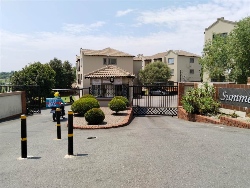 2 Bed Townhouse in Bloubosrand photo number 3