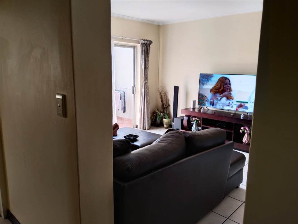 2 Bed Townhouse in Bloubosrand photo number 9