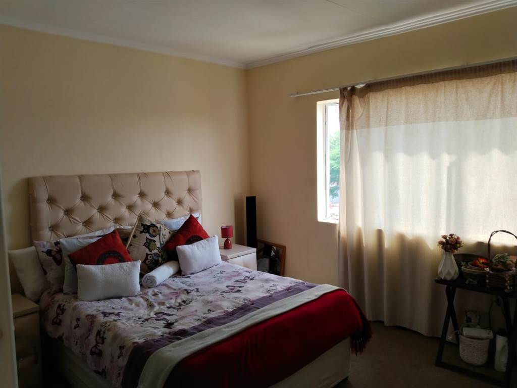 2 Bed Townhouse in Bloubosrand photo number 15