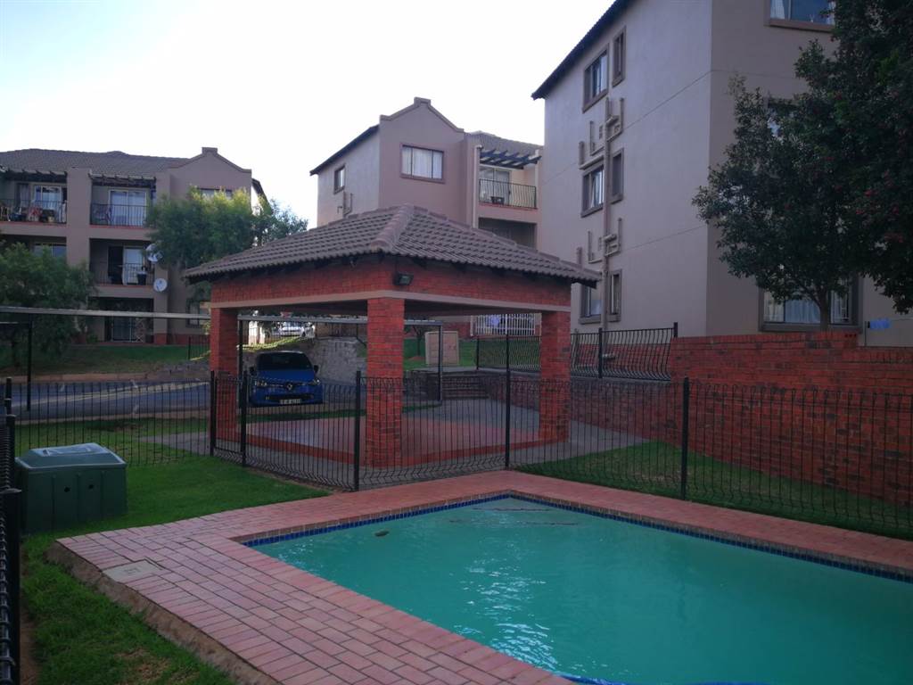 2 Bed Townhouse in Bloubosrand photo number 1