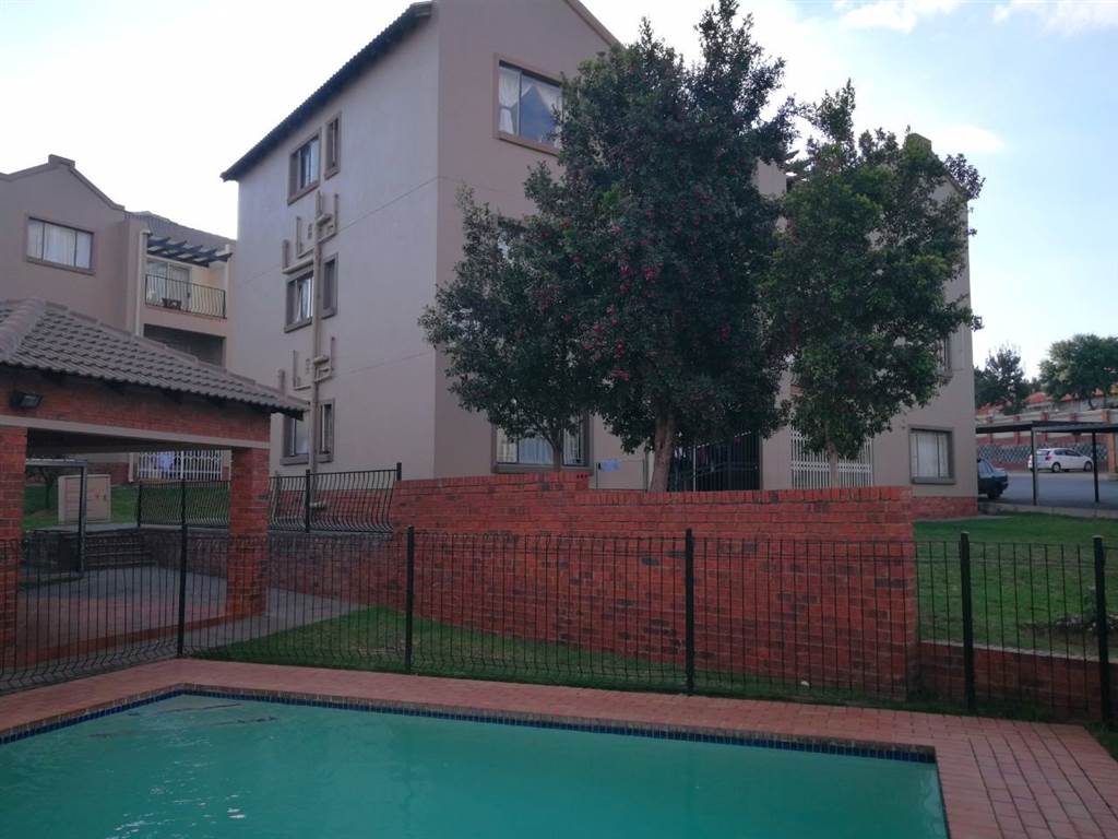 2 Bed Townhouse in Bloubosrand photo number 7
