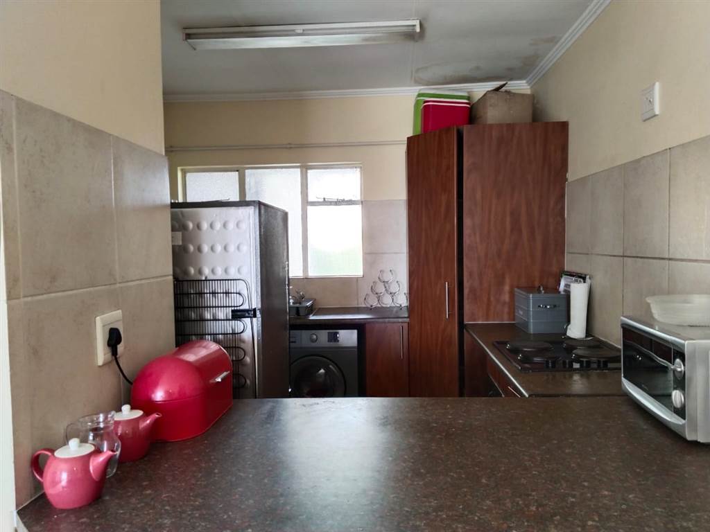 2 Bed Townhouse in Bloubosrand photo number 10
