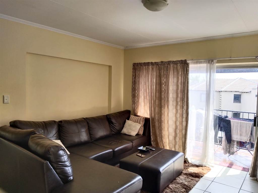 2 Bed Townhouse in Bloubosrand photo number 8