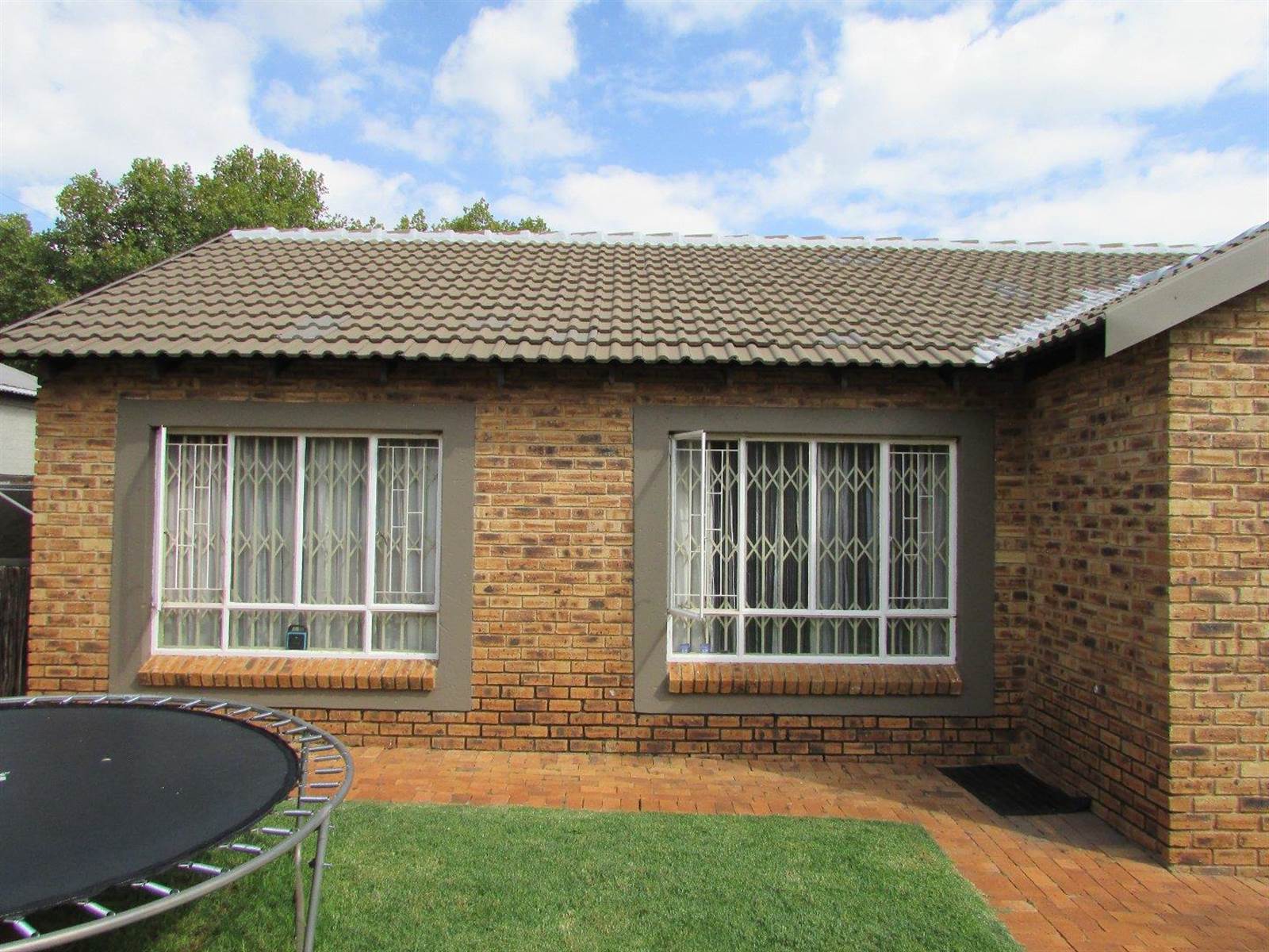 3 Bed Townhouse in Krugersdorp North photo number 3