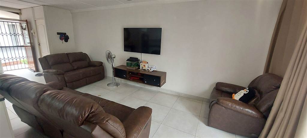 3 Bed Townhouse in Umgeni Park photo number 3