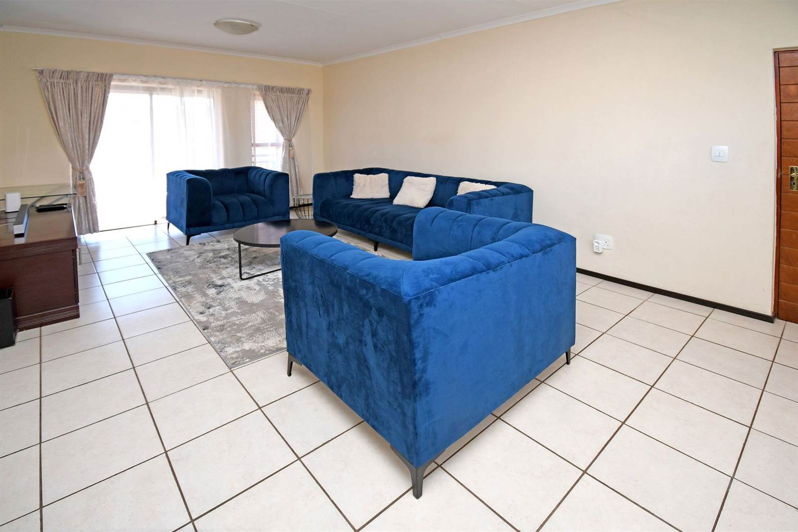 2 Bed Apartment in Olivedale photo number 3