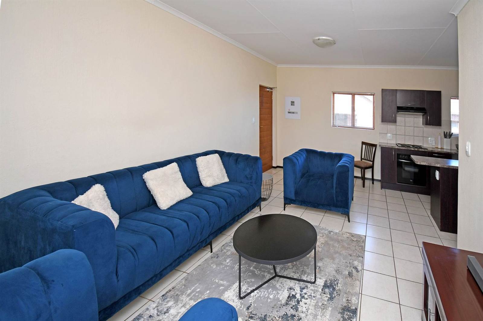 2 Bed Apartment in Olivedale photo number 2