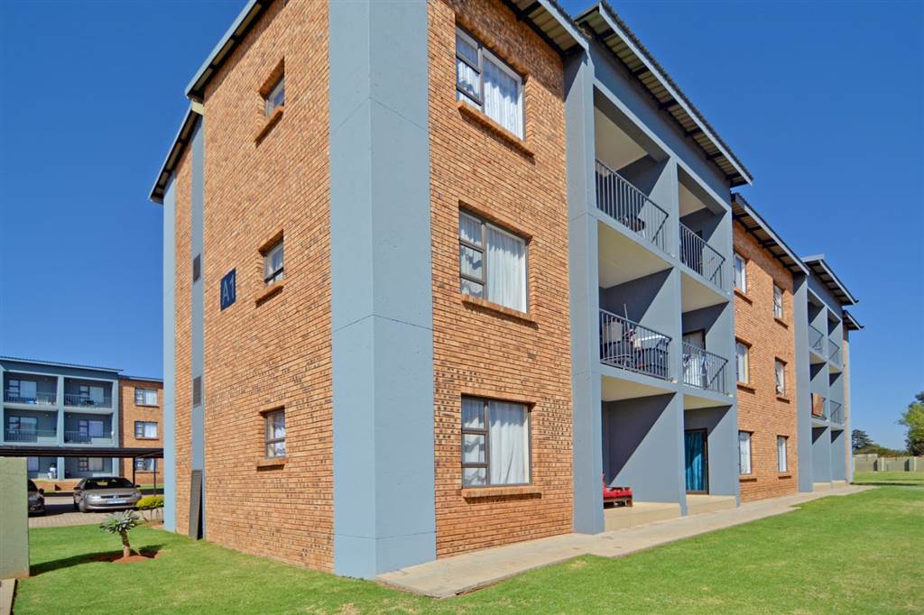 2 Bed Apartment in Grobler Park photo number 20