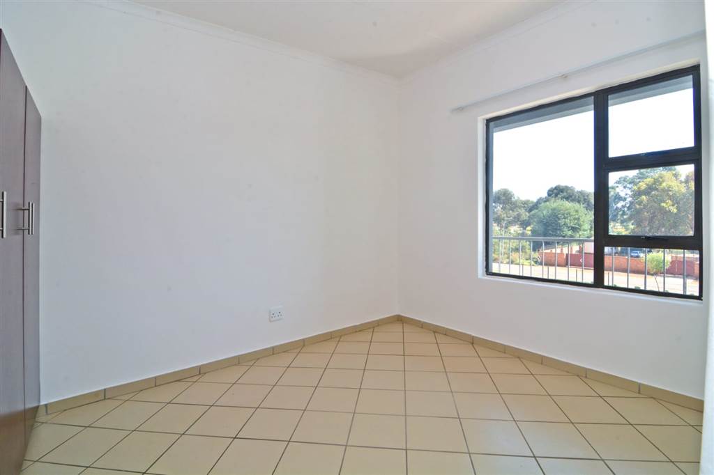 2 Bed Apartment in Grobler Park photo number 8