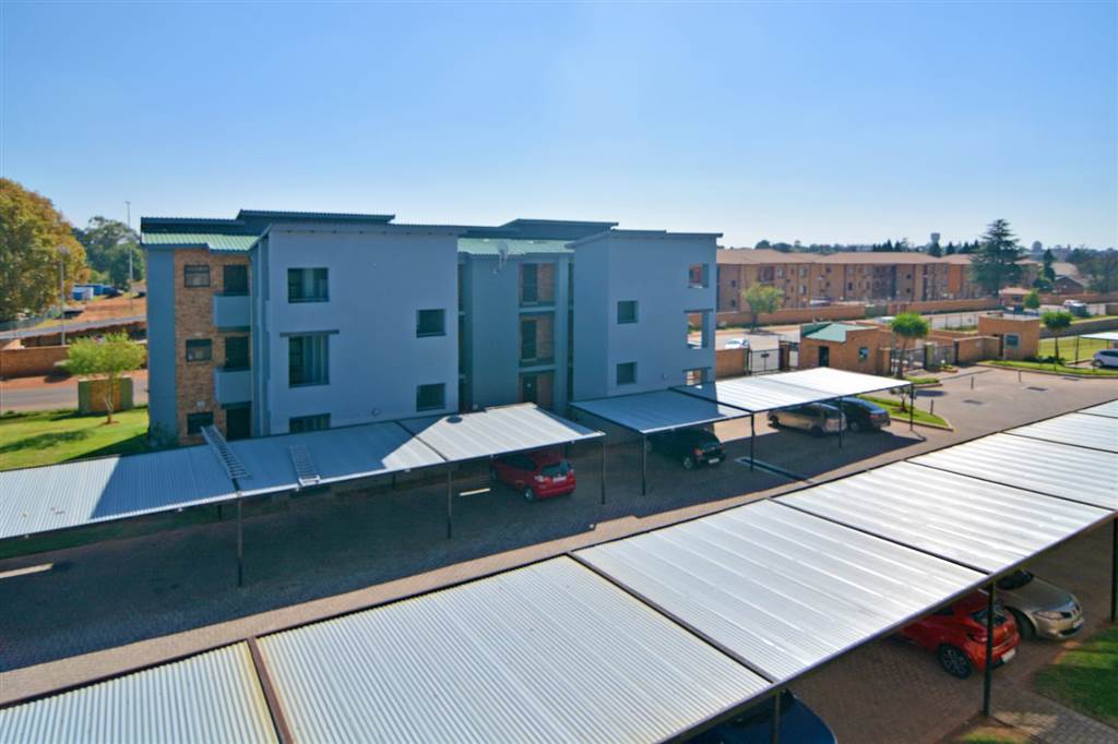 2 Bed Apartment in Grobler Park photo number 17