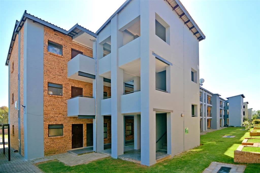 2 Bed Apartment in Grobler Park photo number 23