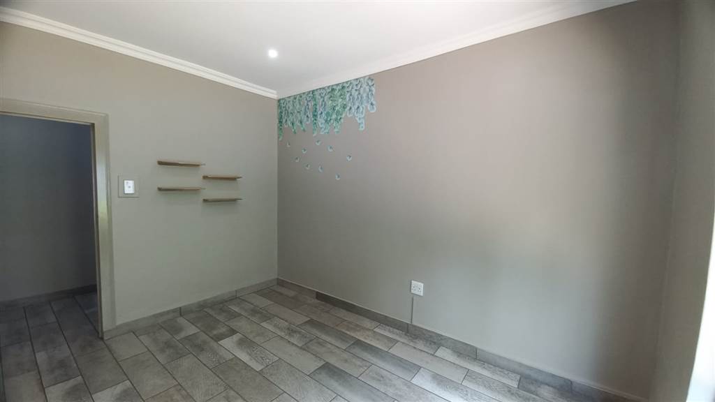 13  m² Commercial space in Waterkloof Glen photo number 7