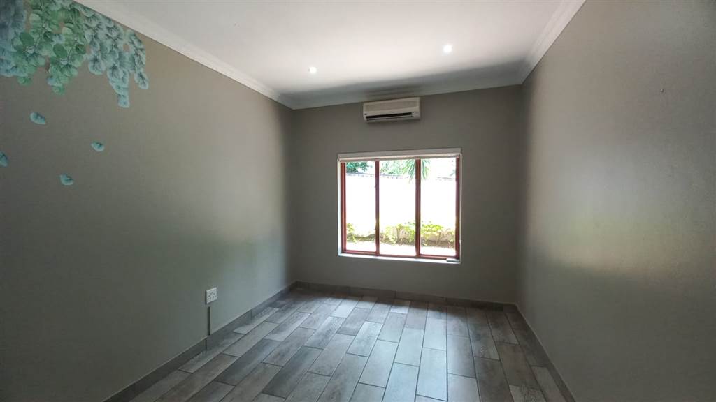 13  m² Commercial space in Waterkloof Glen photo number 10
