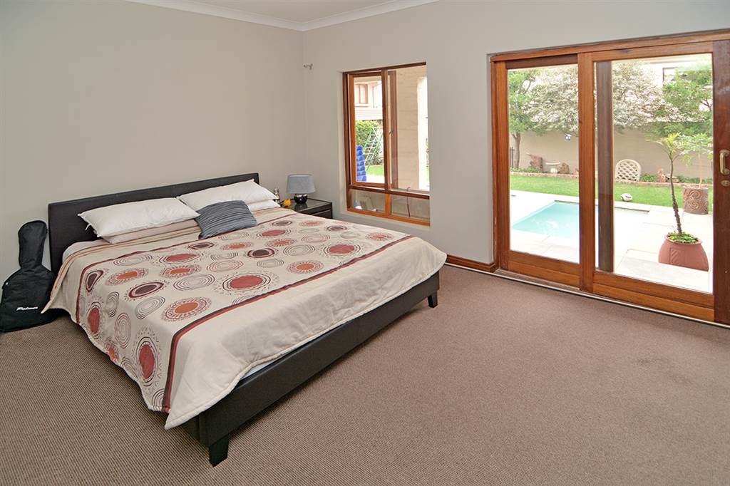6 Bed House in Greenstone Hill photo number 11