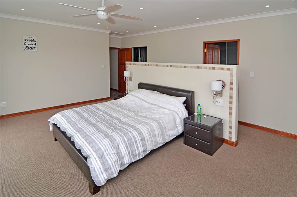 6 Bed House in Greenstone Hill photo number 18