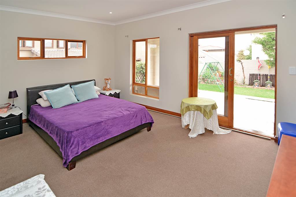 6 Bed House in Greenstone Hill photo number 12