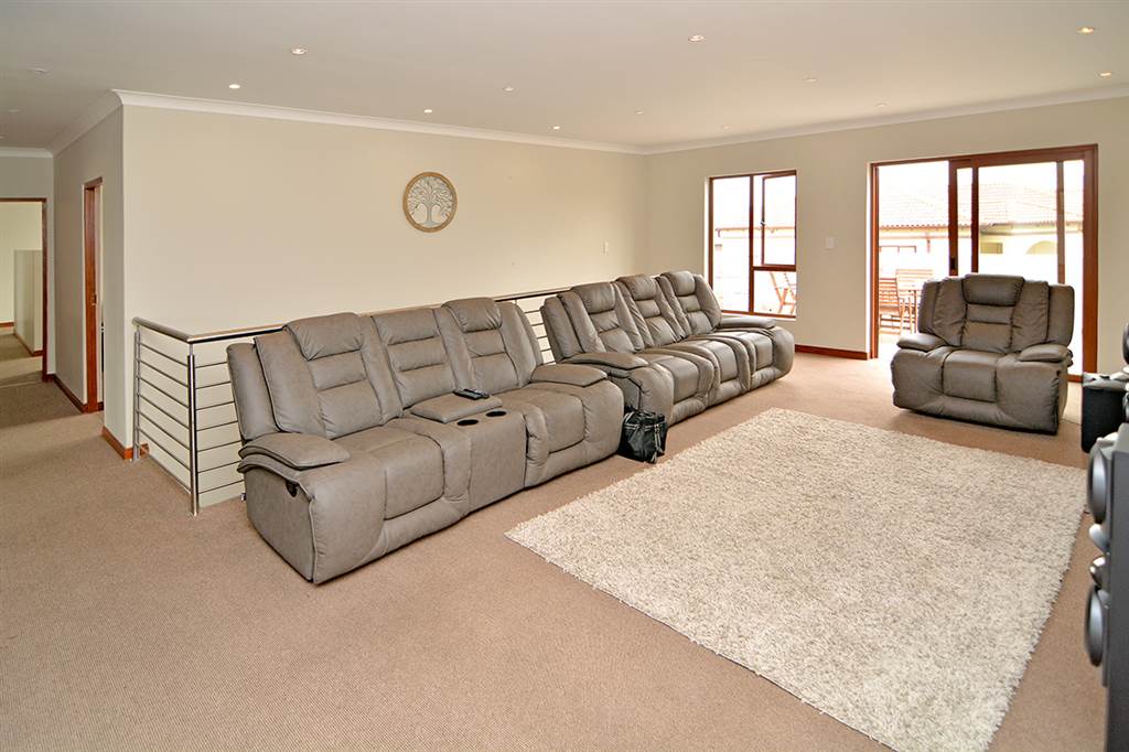 6 Bed House in Greenstone Hill photo number 22