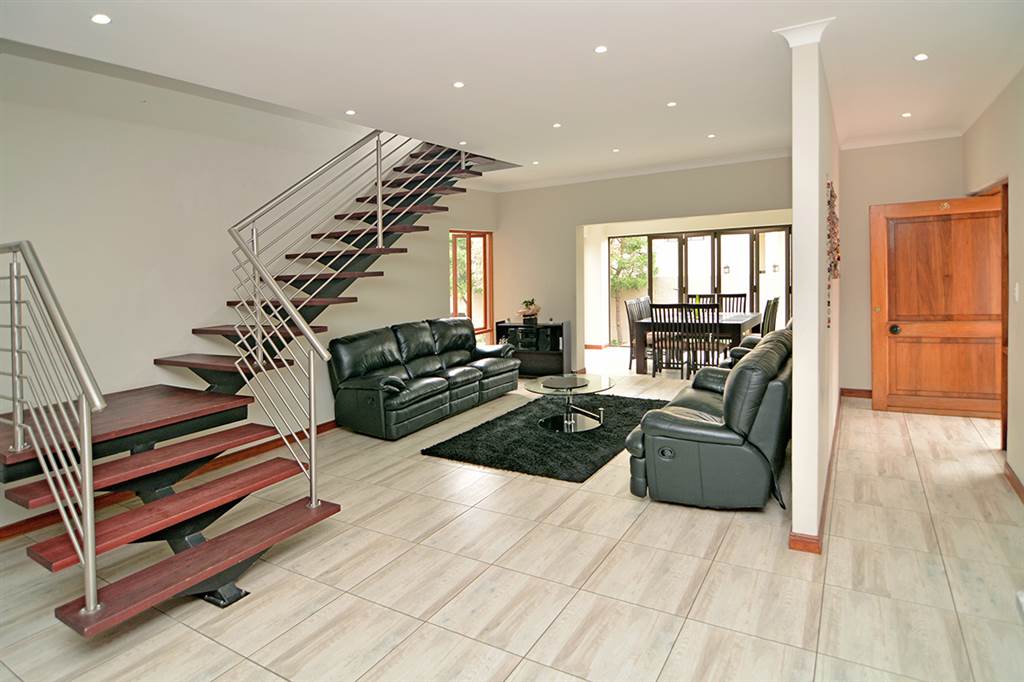 6 Bed House in Greenstone Hill photo number 5