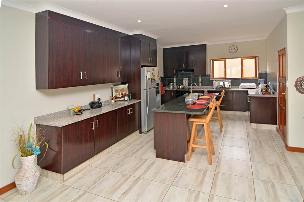 6 Bed House in Greenstone Hill photo number 8