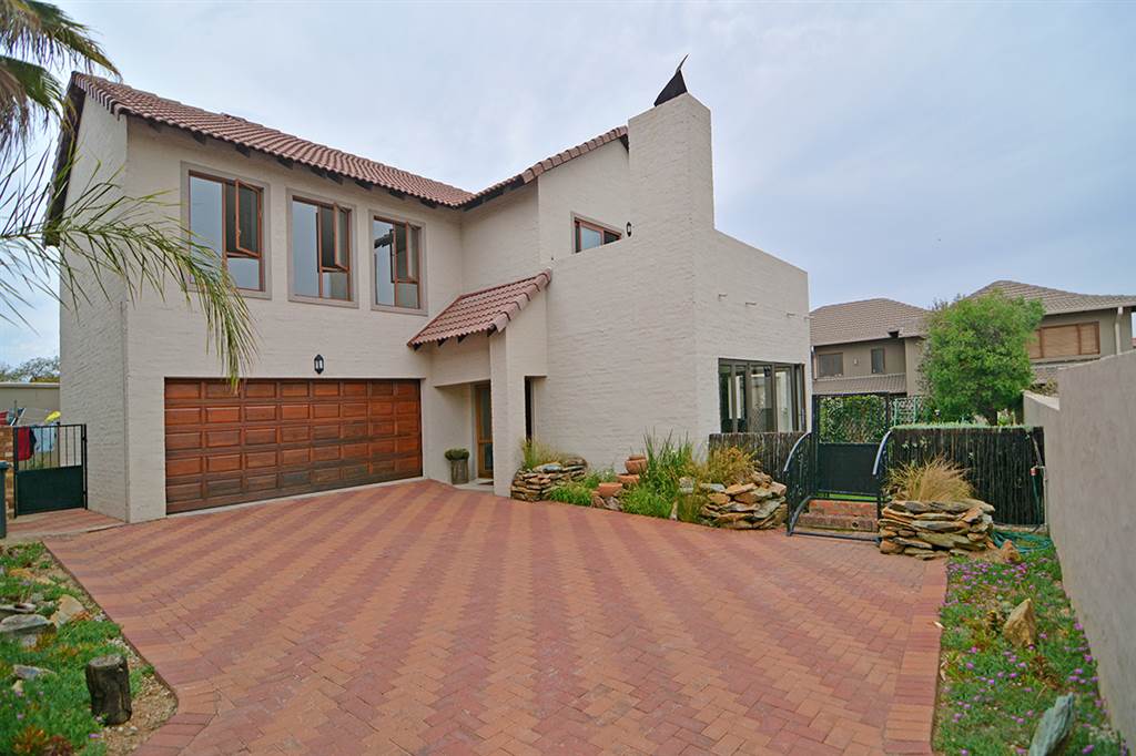6 Bed House in Greenstone Hill photo number 1