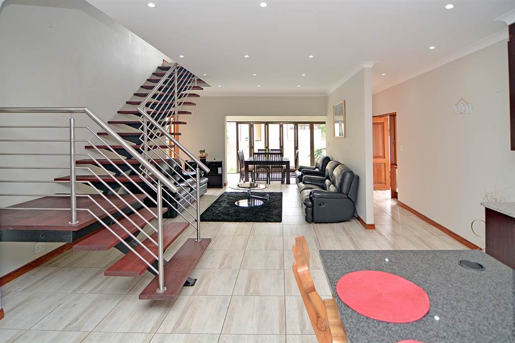 6 Bed House in Greenstone Hill photo number 9
