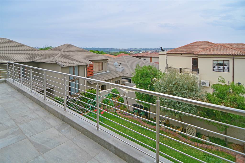 6 Bed House in Greenstone Hill photo number 26