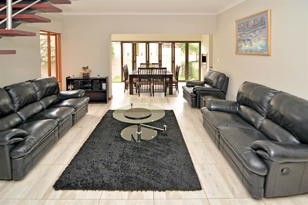 6 Bed House in Greenstone Hill photo number 6
