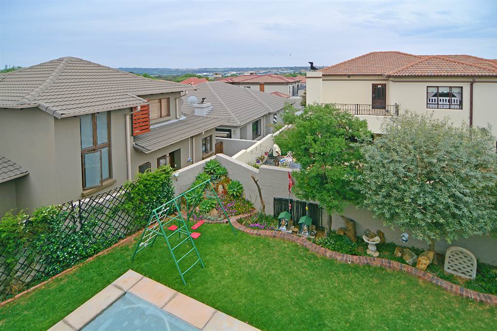 6 Bed House in Greenstone Hill photo number 30
