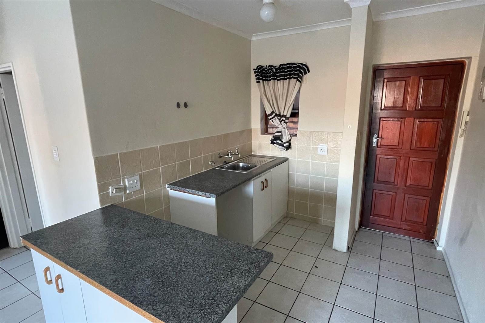 2 Bed Apartment in Protea Heights photo number 2