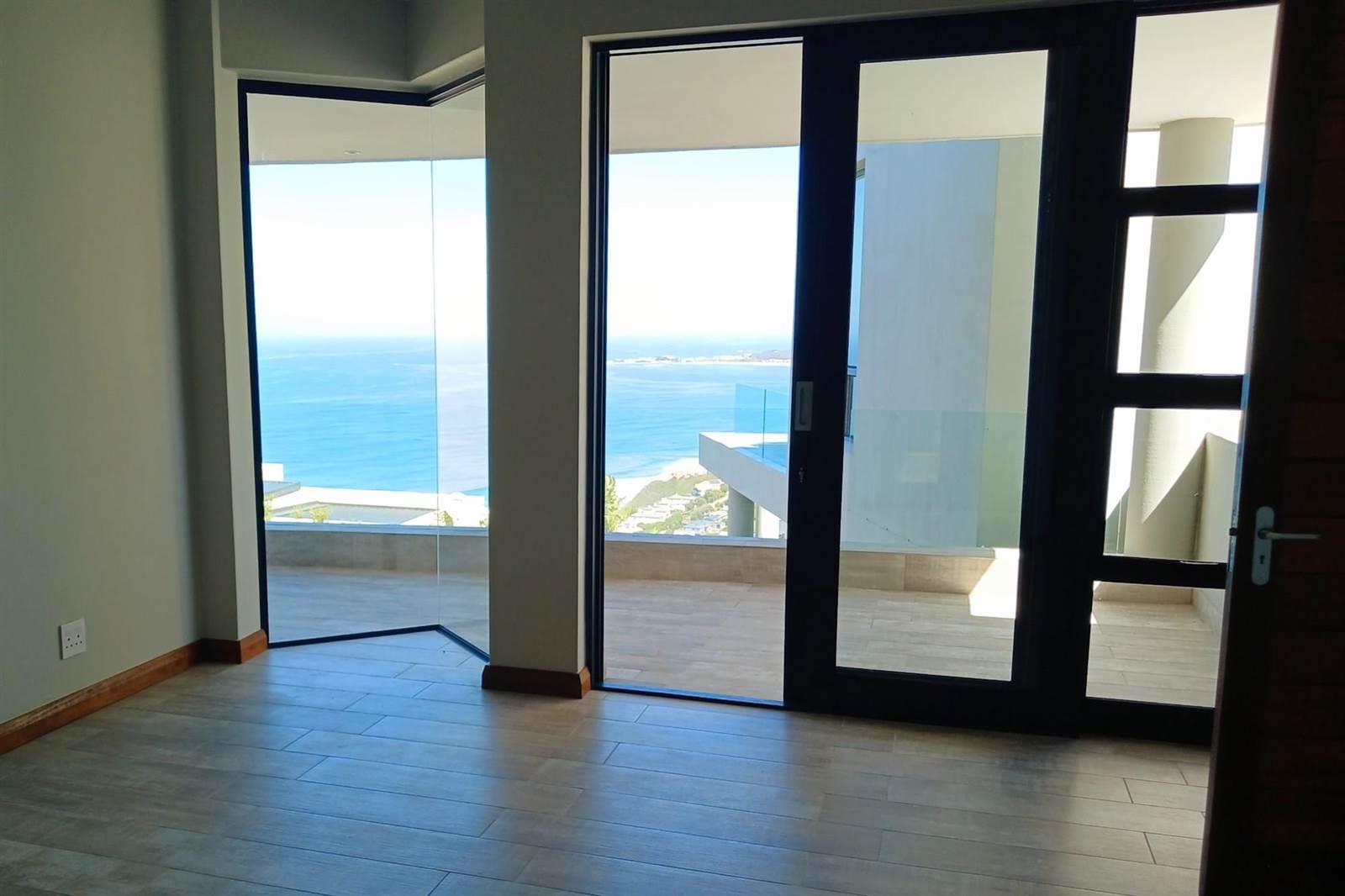 6 Bed House in Brenton on Sea photo number 17