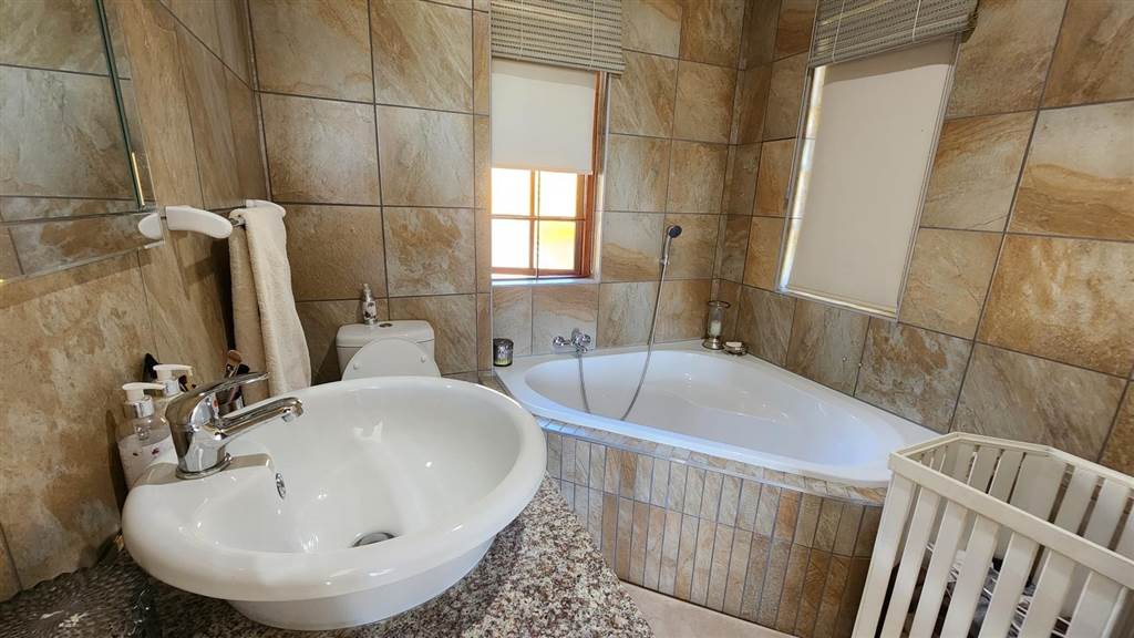 3 Bed Townhouse in Boschkop photo number 12