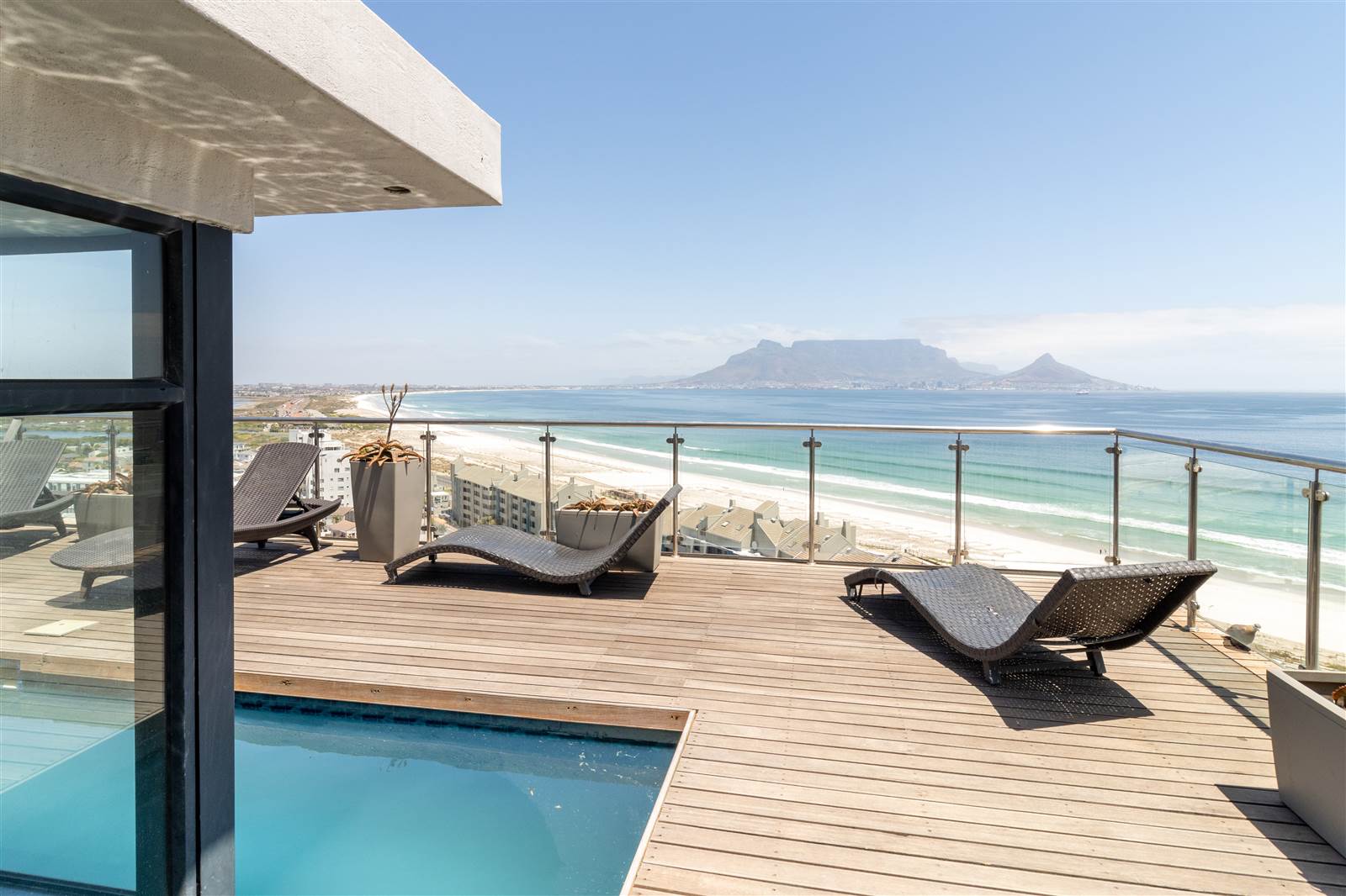 3 Bed Apartment in Bloubergstrand photo number 1
