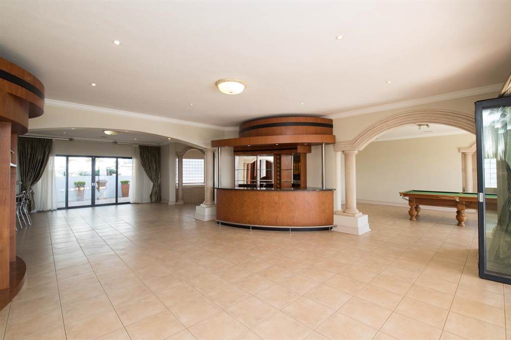 5 Bed House in Waterkloof photo number 8
