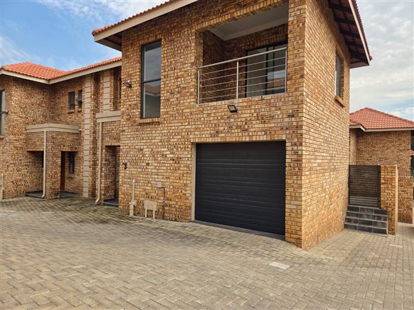 3 Bedroom Townhouse 3 Bedroom Townhouse