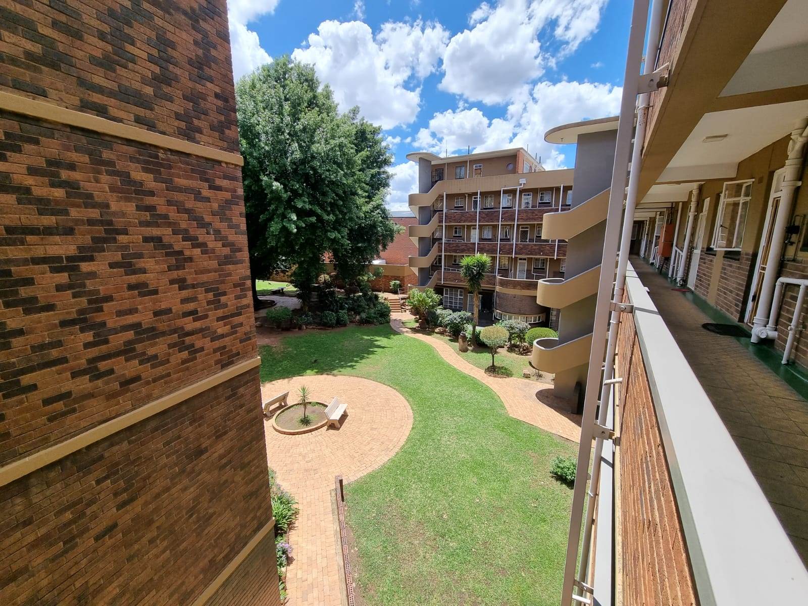 2 Bed Apartment in Turffontein photo number 2