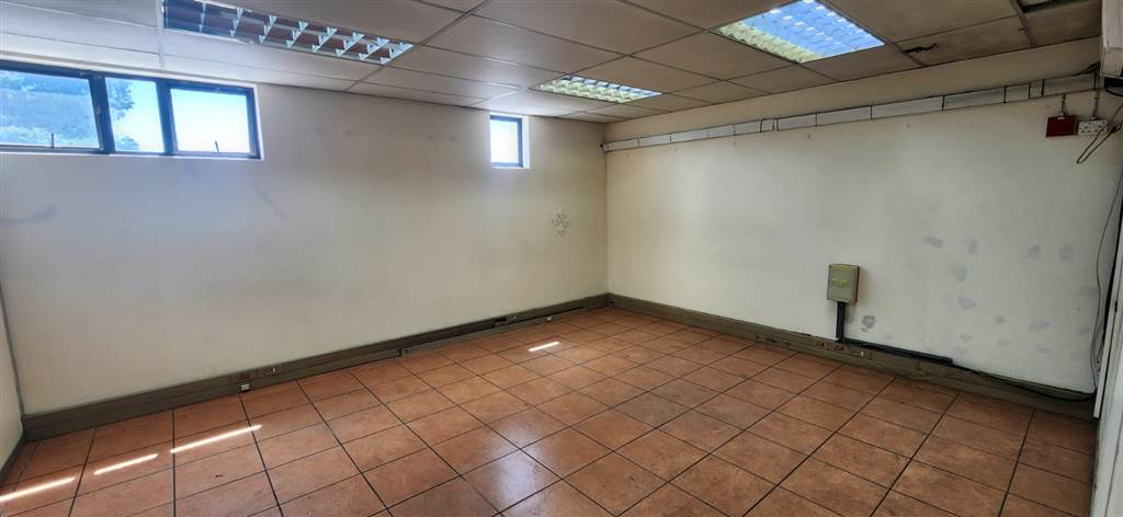 950  m² Industrial space in Pomona photo number 11