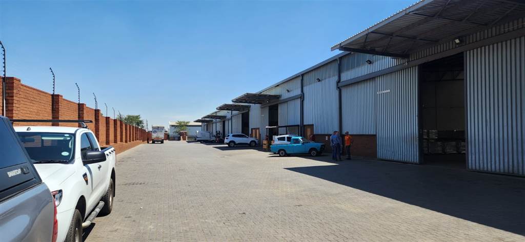 950  m² Industrial space in Pomona photo number 2