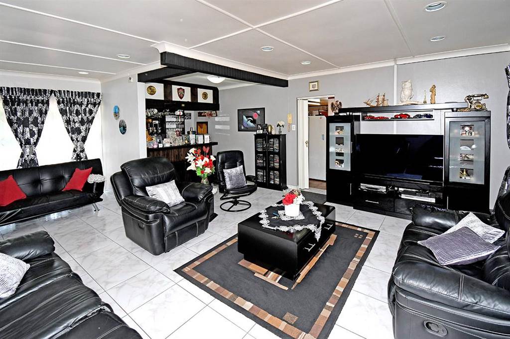4 Bed House in Edenvale photo number 2