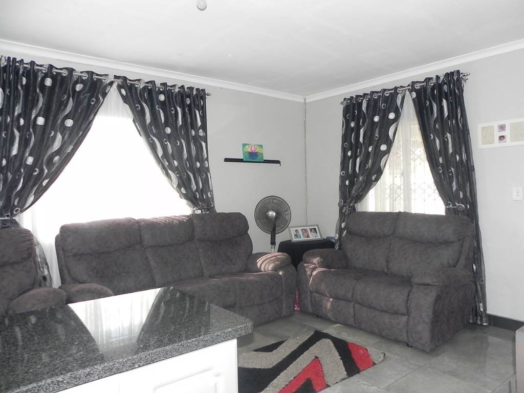 3 Bed House in Sunford photo number 4