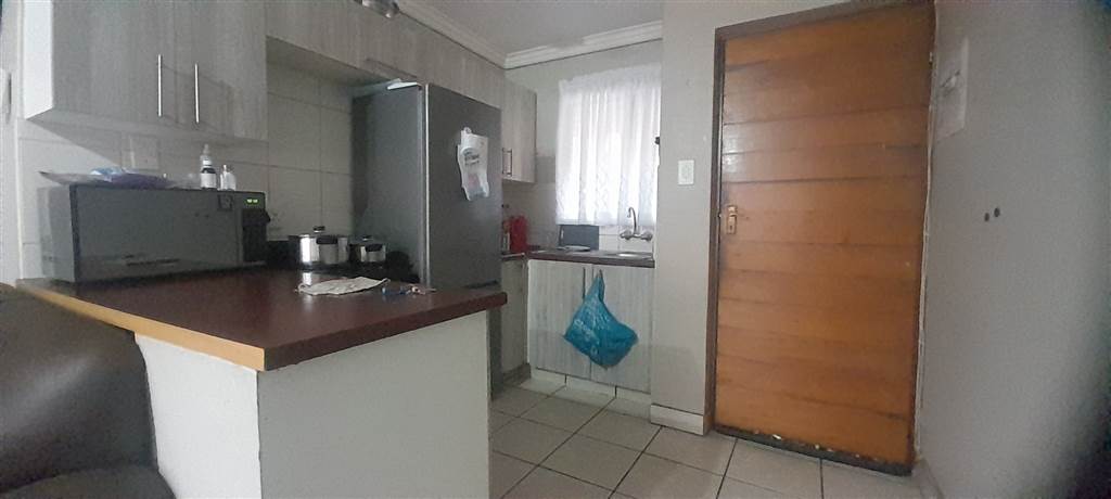 2 Bed Apartment in Witpoortjie photo number 3