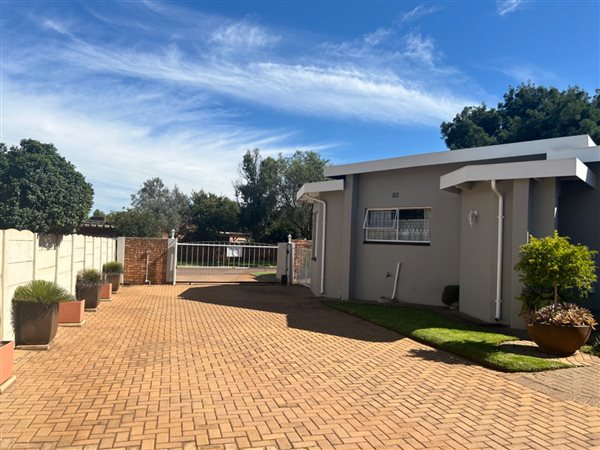 6 Bed House in Kanonkop