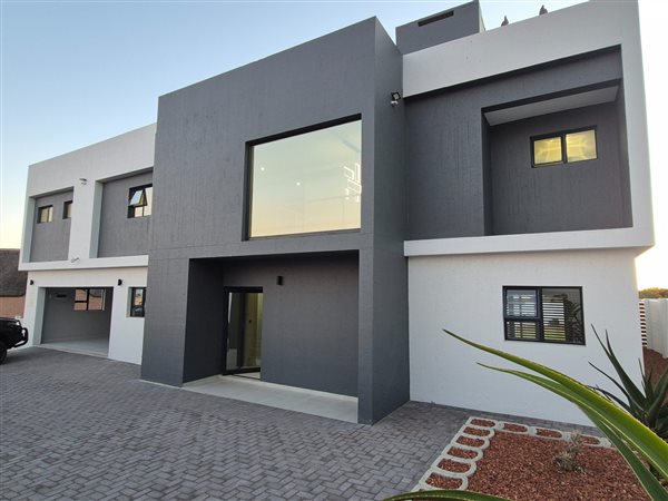 4 Bedroom House 4 Bedroom House