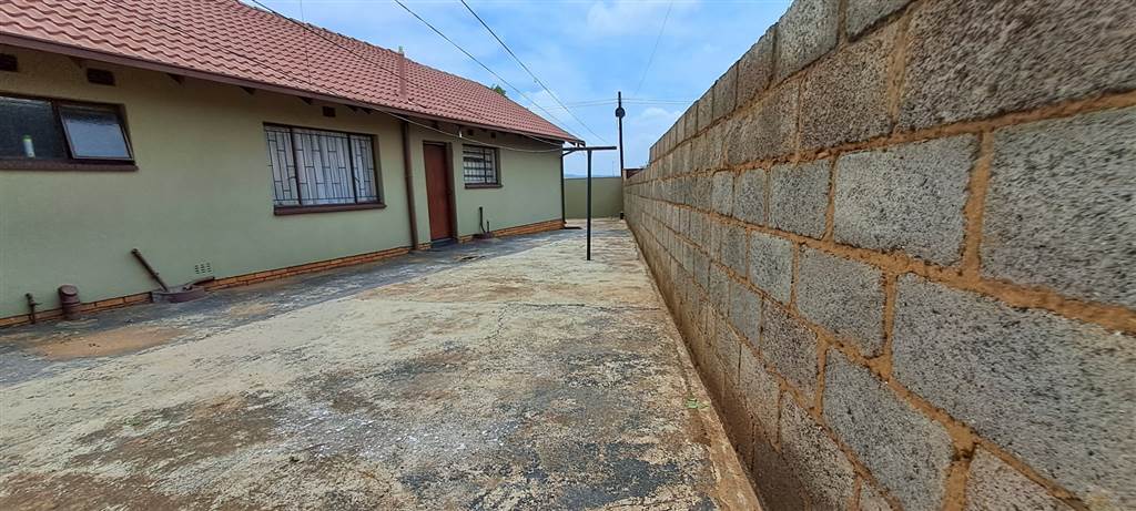 3 Bed House in Dobsonville photo number 4
