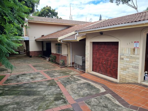 5 Bed House in Clare Estate
